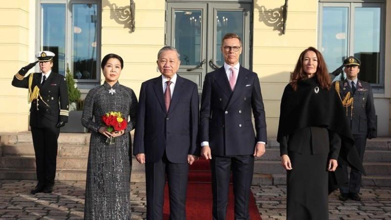 Tổng thống Cộng hòa Phần Lan Alexander Stubb và Phu nhân chủ trì Lễ đón chính thức Tổng Bí thư Tô Lâm và Phu nhân thăm chính thức Cộng hòa Phần Lan. (Ảnh: TTXVN)