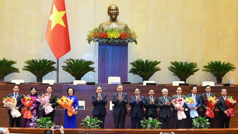 Các đồng chí lãnh đạo Đảng và Nhà nước tặng hoa chúc mừng nhân sự vừa được Quốc hội bầu, phê chuẩn bổ nhiệm tại Kỳ họp thứ 10. (Ảnh: DUY LINH)