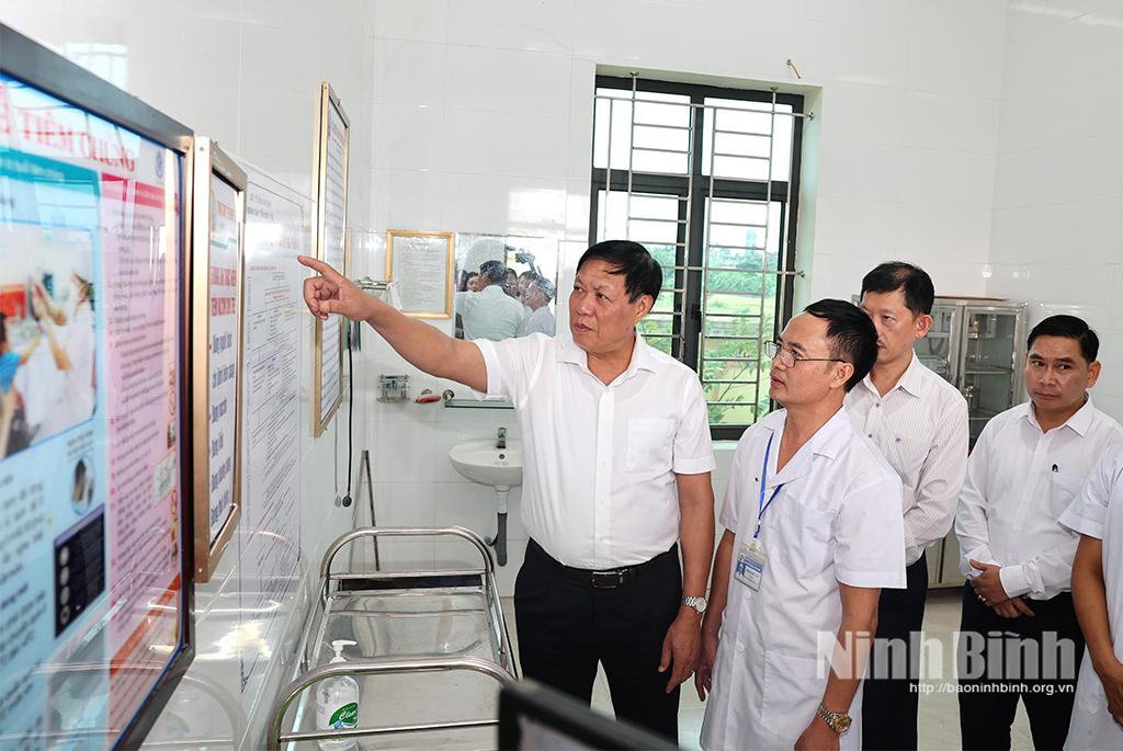 Đồng chí Đỗ Xuân Tuyên, Thứ trưởng Bộ Y tế, khảo sát cơ sở vật chất tại Trạm Y tế Yên Thọ, xã Phong Doanh.