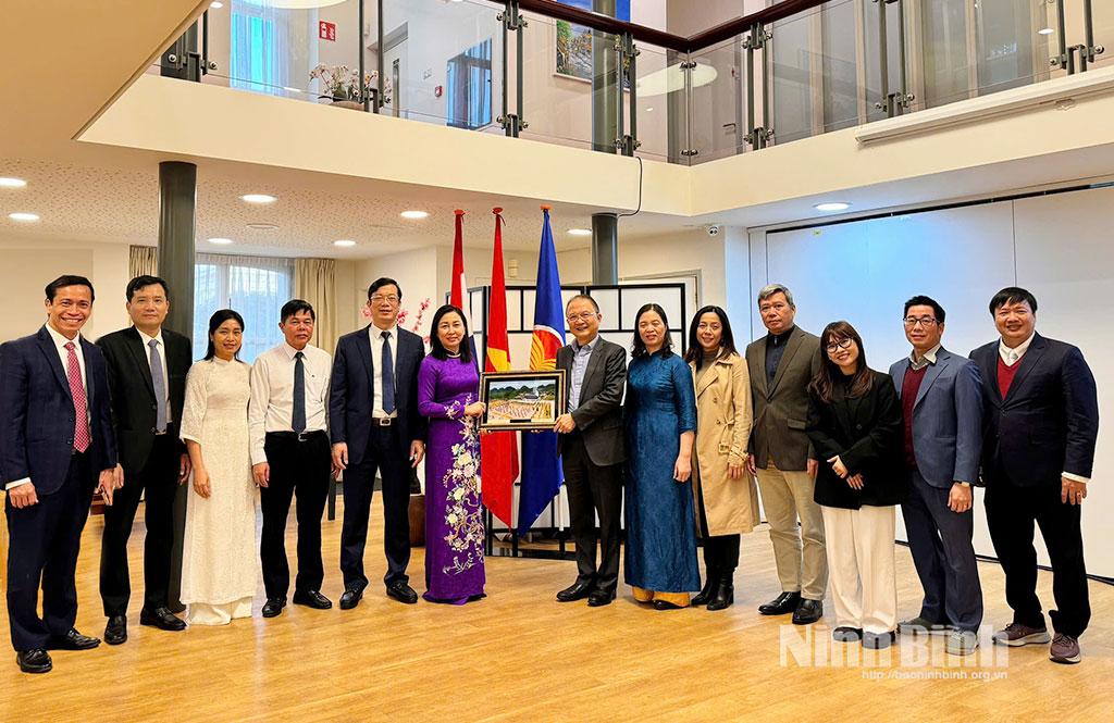 Đồng chí Đinh Thị Lụa, Phó Bí thư Thường trực Tỉnh ủy tặng quà lưu niệm cho Đại sứ quán Việt Nam tại Hà Lan.