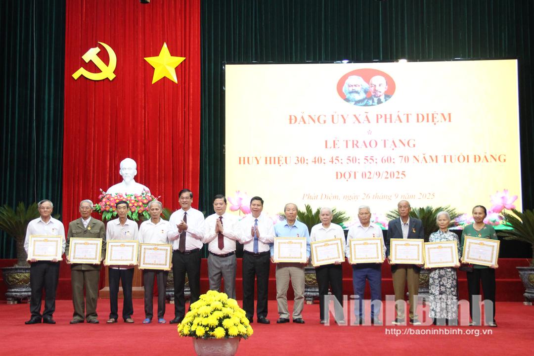 Các đồng chí Thường trực Đảng ủy xã Phát Diệm trao tặng Huy hiệu Đảng cho các đồng chí đảng viên trong dịp kỷ niệm 80 năm Ngày Quốc khánh nước Cộng hòa xã hội chủ nghĩa Việt Nam.