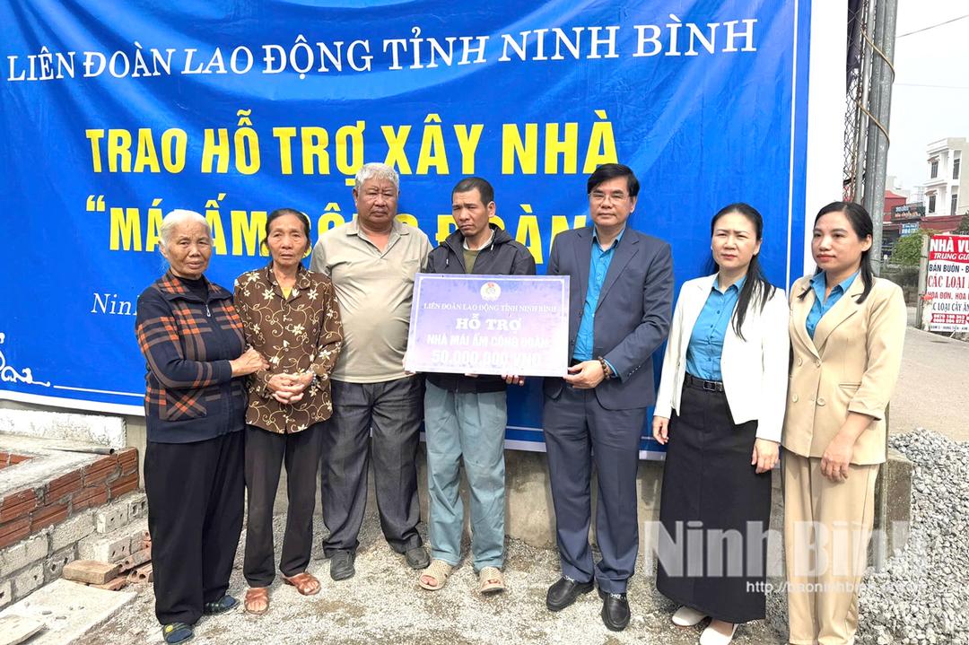Lãnh đạo LĐLĐ tỉnh trao kinh phí hỗ trợ xây dựng "Mái ấm Công đoàn" cho gia đình anh Nguyễn Văn Ước (xóm 4, xã Kim Sơn). Ảnh Hồng Nhung