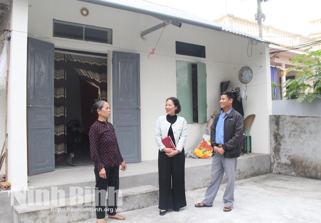 Bà Nguyễn Thị Huân, thôn 1, xã Trần Thương chia sẻ niềm vui trong căn nhà mới vững chãi.