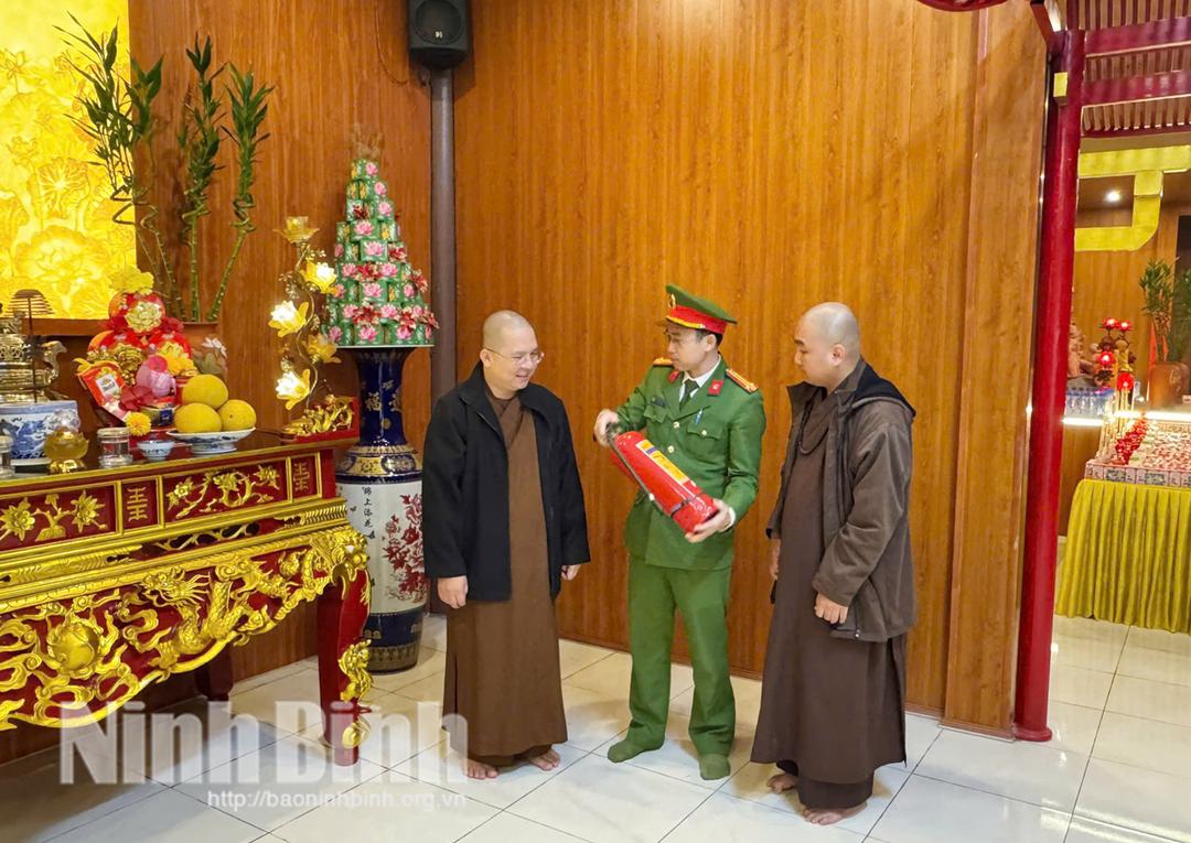 Cán bộ Đội Chữa cháy và CNCH khu vực Tân Thanh kiểm tra công tác bảo đảm PCCC tại Chùa Cây Thị, xã Thanh Liêm.