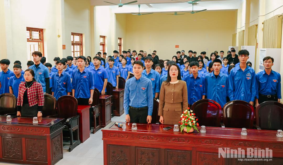 Cán bộ, hội viên, đoàn viên tại phường Duy Tiên thực hiện nghi thức chào cờ, chào mừng Đại hội đại biểu toàn quốc lần thứ XIV của Đảng. Ảnh: Đức Huy