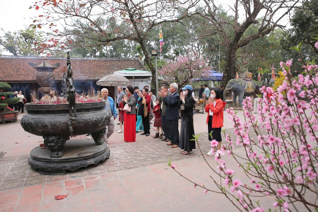 Du khách thành kính dâng hương tại Đền Trần trong không khí linh thiêng, trang trọng của ngày đầu năm mới Xuân Bính Ngọ 2026.