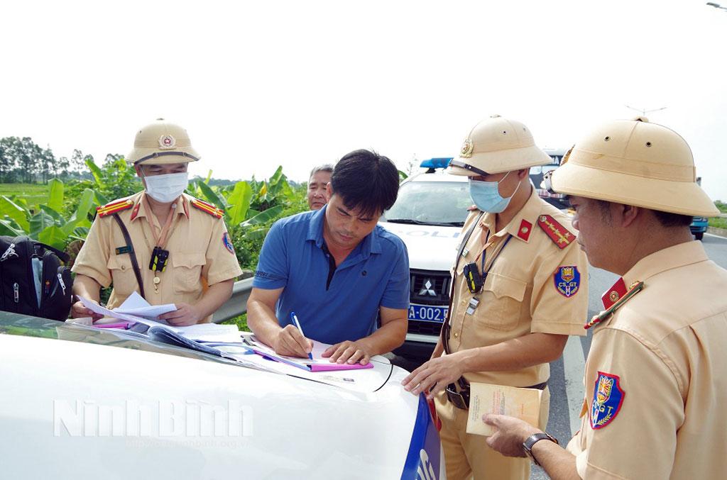 Lực lượng CSGT (Công an tỉnh) lập biên bản xử lý người điều khiển phương tiện vi phạm tốc độ khi tham gia giao thông.