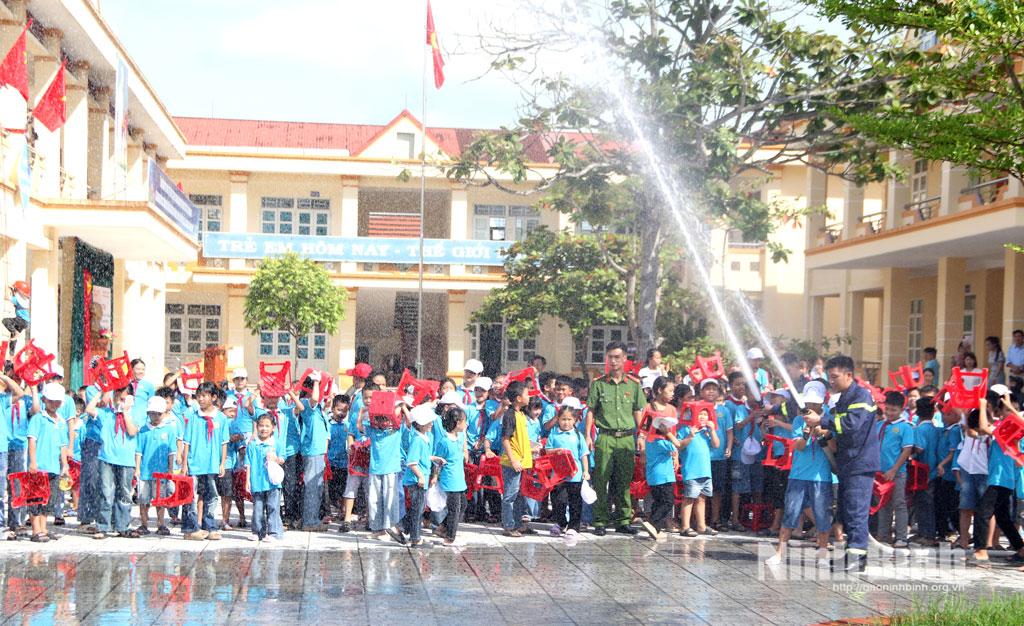 Thực hành phun nước tiêu điểm tại Trường Tiểu học xã Bình Giang.