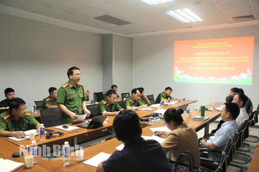 Đại diện Phòng Cảnh sát PCCC và CNCH, Công an tỉnh trình bày phương án thực tập.
