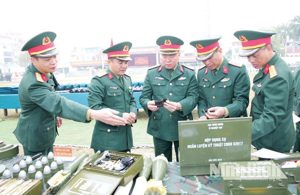 Lãnh đạo Quân khu 3 và Bộ CHQS tỉnh tham quan các mô hình học cụ, sáng kiến, cải tiến kỹ thuật phục vụ công tác huấn luyện năm 2025.