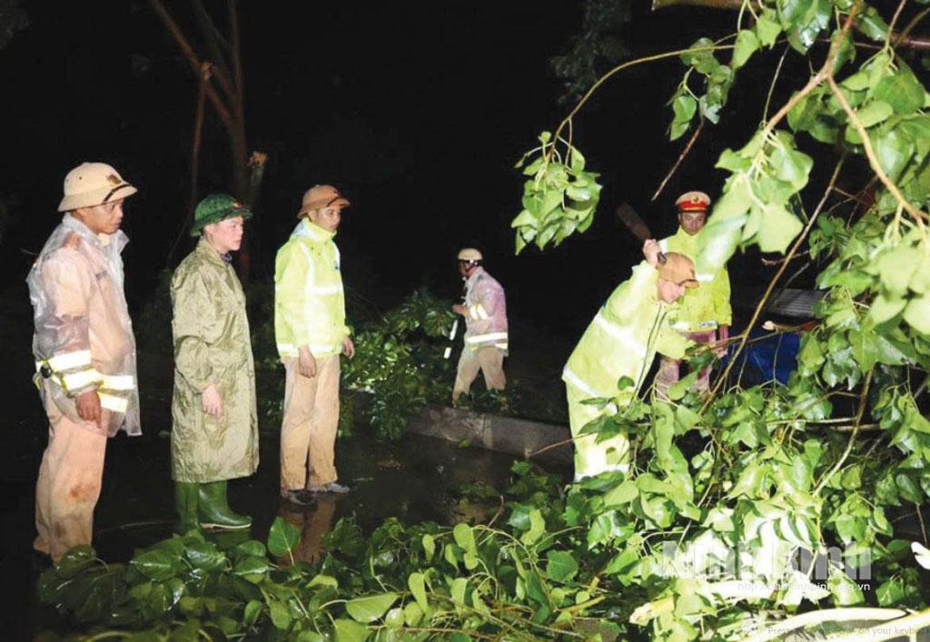 Đồng chí Thiếu tướng Nguyễn Hữu Mạnh, Ủy viên Ban Thường vụ Tỉnh ủy, Giám đốc Công an tỉnh đi kiểm tra, chỉ đạo cán bộ, chiến sĩ tập trung khắc phục hậu quả cơn bão số 3 trên địa bàn tỉnh.