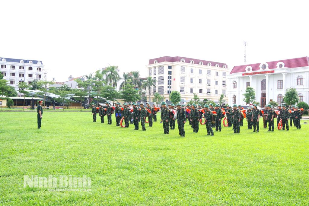 Triển khai lực lượng sẵn sàng ứng phó cơn bão số 9.