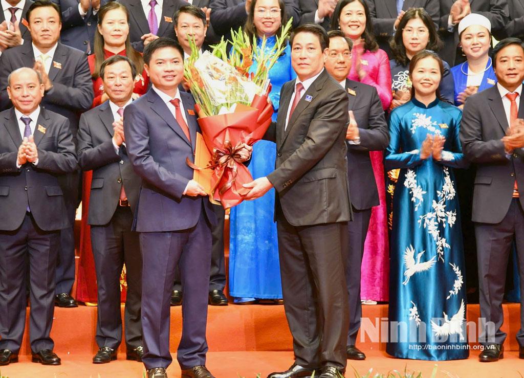 Chủ tịch nước Lương Cường trao quyết định và tặng hoa đồng chí Trương Quốc Huy, Bí thư Tỉnh ủy, Trưởng đoàn Đại biểu Quốc hội tỉnh Ninh Bình được chỉ định làm Bí thư Tỉnh ủy Phú Thọ nhiệm kỳ 2025-2030.