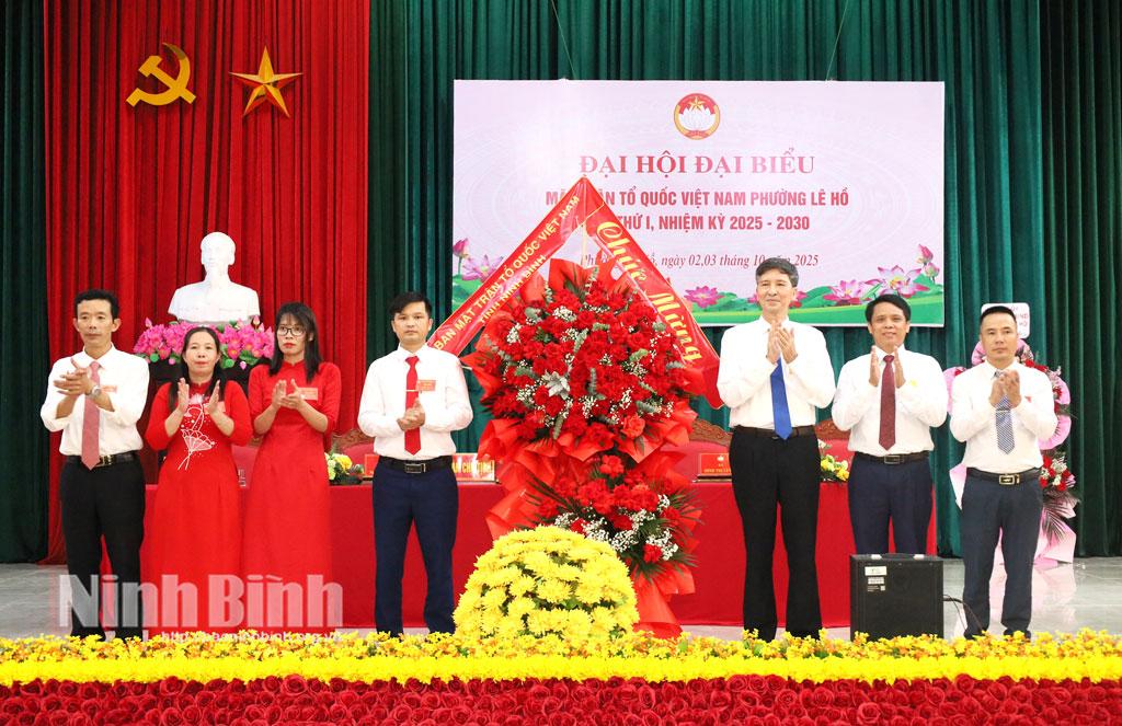 Đồng chí Bùi Văn Tuất, Phó Chủ tịch Ủy ban MTTQ Việt Nam tỉnh, Chủ tịch Hội Cựu chiến binh tỉnh tặng hoa chúc mừng Đại hội.