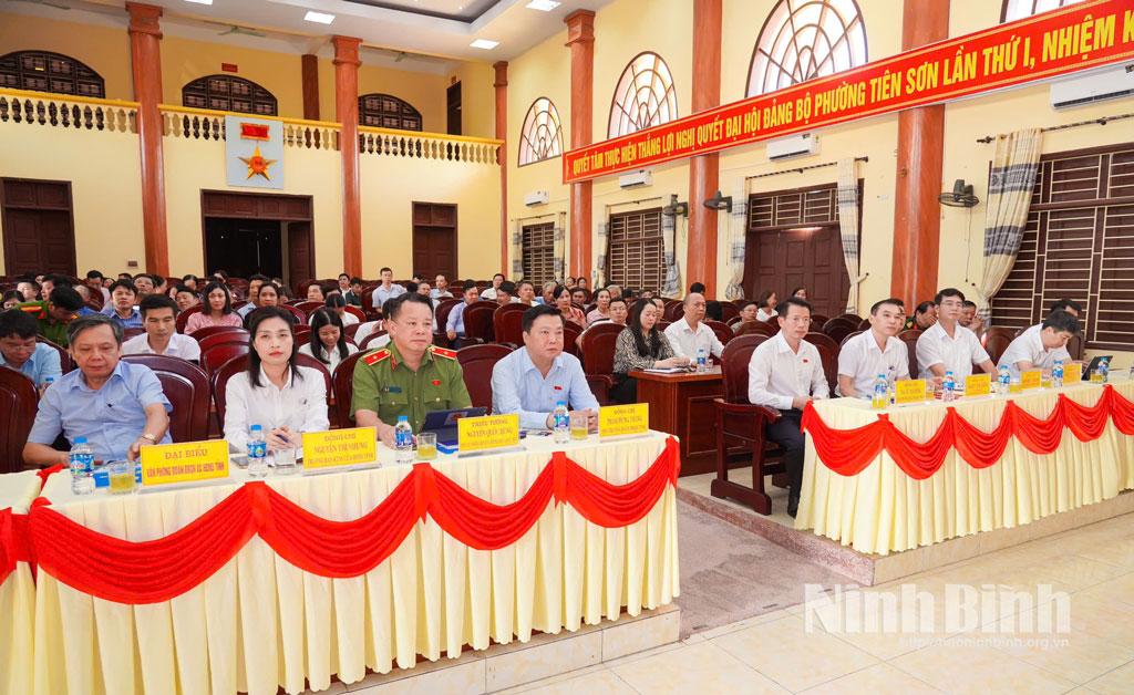 Các đại biểu dự hội nghị tiếp xúc cử tri phường Tiên Sơn.