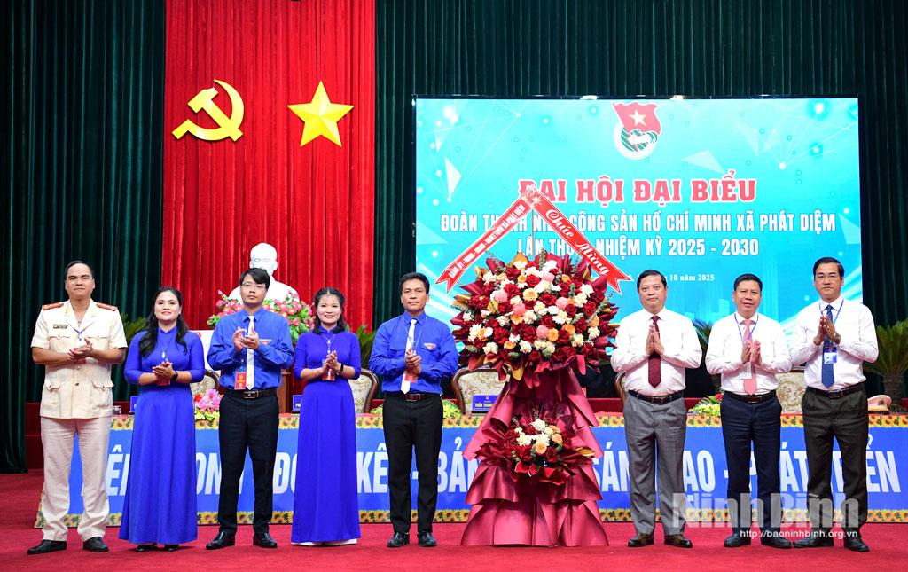 Lãnh đạo xã Phát Diệm tặng hoa chúc mừng Đại hội.