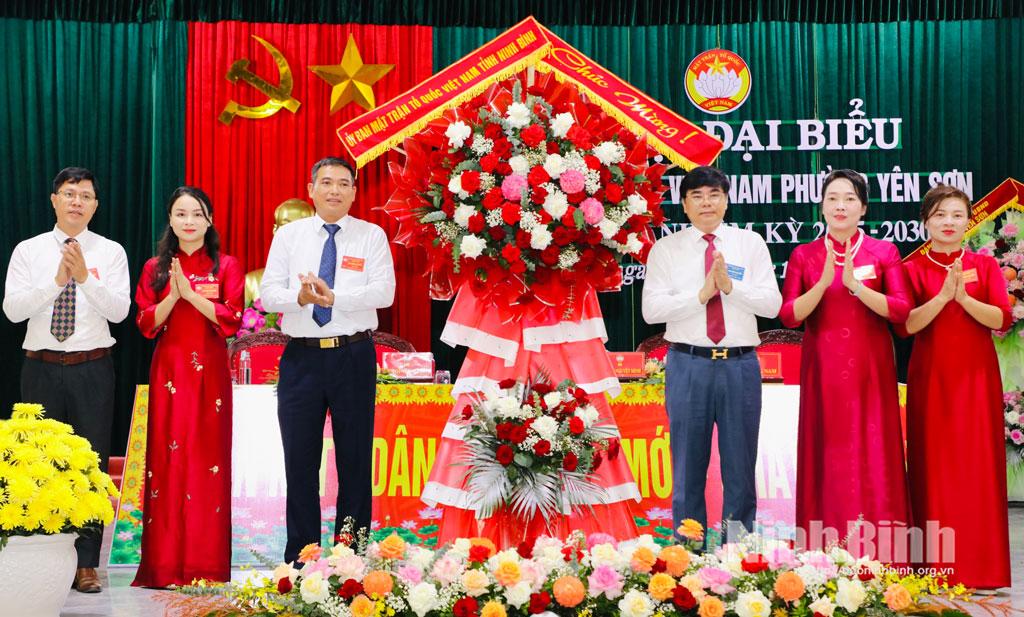 Đồng chí Nguyễn Hải Long, Tỉnh ủy viên, Phó Chủ tịch Ủy ban MTTQ Việt Nam tỉnh, Chủ tịch LĐLĐ tỉnh tặng hoa chúc mừng Đại hội đại biểu MTTQ Việt Nam phường Yên Sơn lần thứ I, nhiệm kỳ 2025-2030.