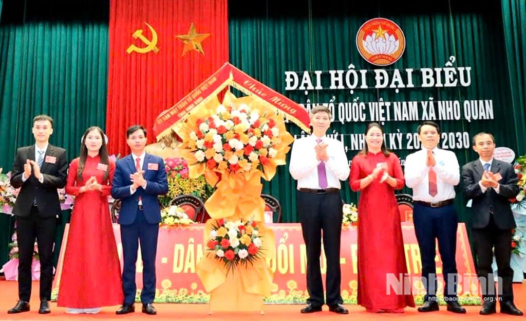 Đồng chí Bùi Văn Tuất, Phó Chủ tịch Ủy ban MTTQ Việt Nam tỉnh, Chủ tịch Hội Cựu chiến binh tỉnh tặng hoa chúc mừng Đại hội đại biểu MTTQ Việt Nam xã Nho Quan lần thứ I, nhiệm kỳ 2025-2030.