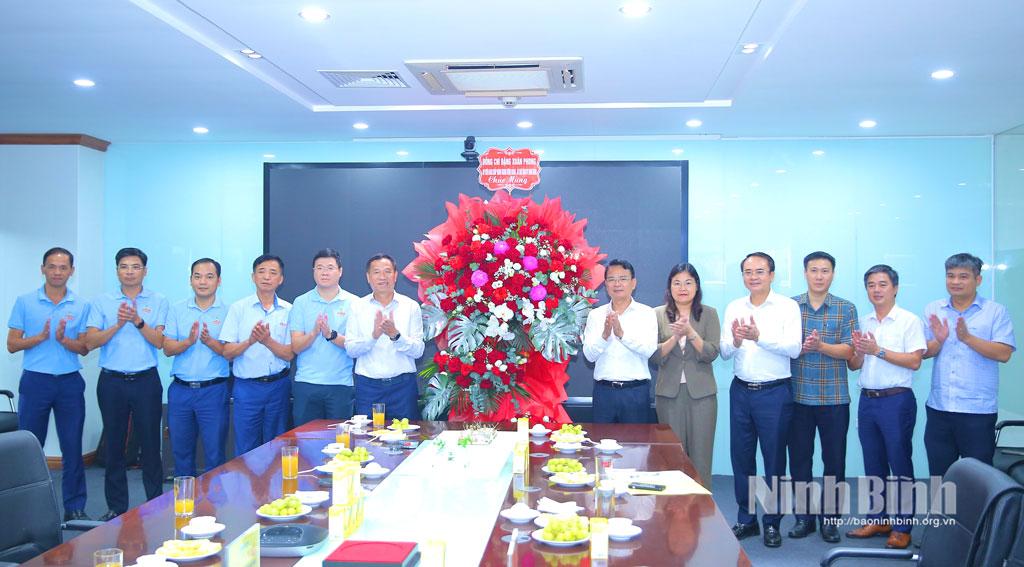 Đồng chí Bí thư Tỉnh ủy Đặng Xuân Phong tặng hoa chúc mừng cán bộ, công nhân viên Công ty cổ phần Thực phẩm xuất khẩu Đồng Giao.