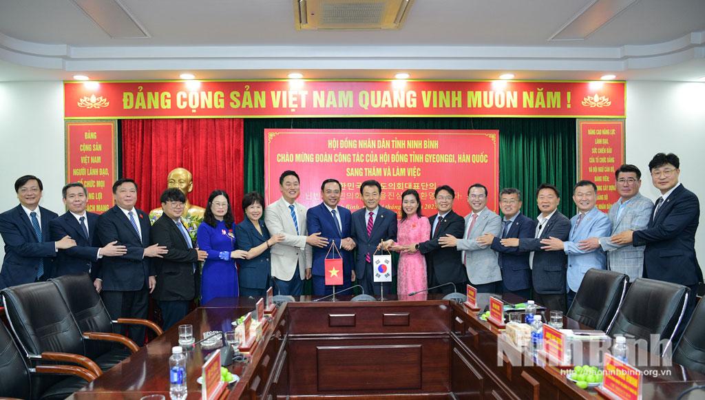 Đoàn đại biểu HĐND tỉnh chụp ảnh lưu niệm cùng Đoàn công tác Hội đồng tỉnh Gyeonggi.