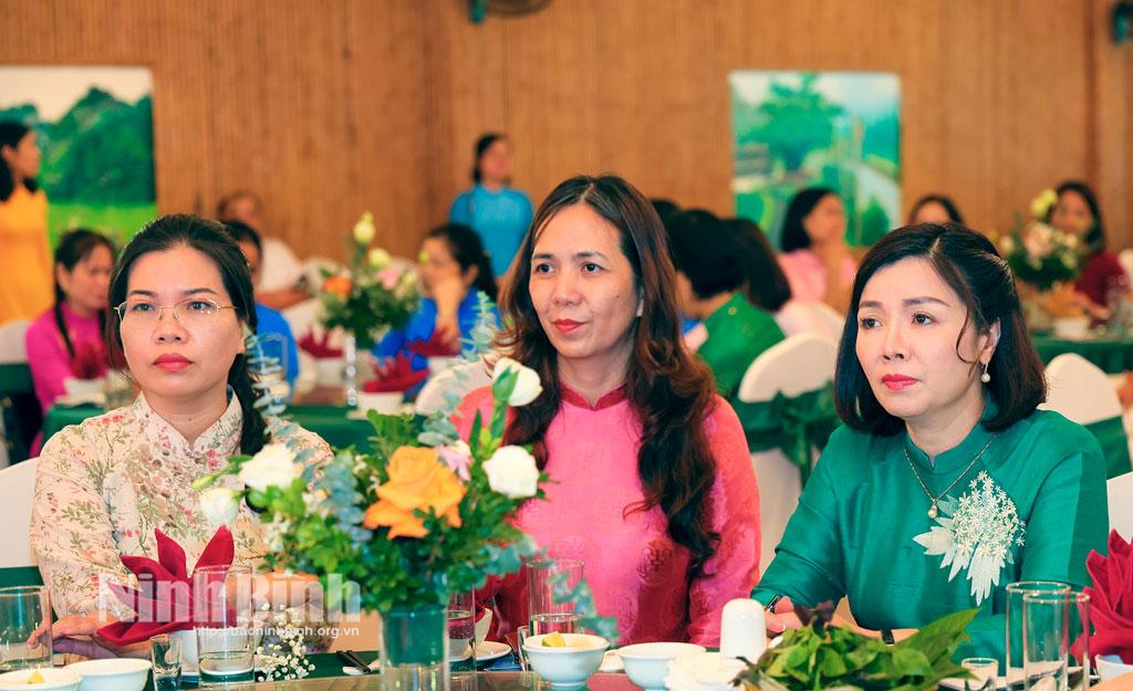 Các đại biểu dự hội nghị gặp mặt.