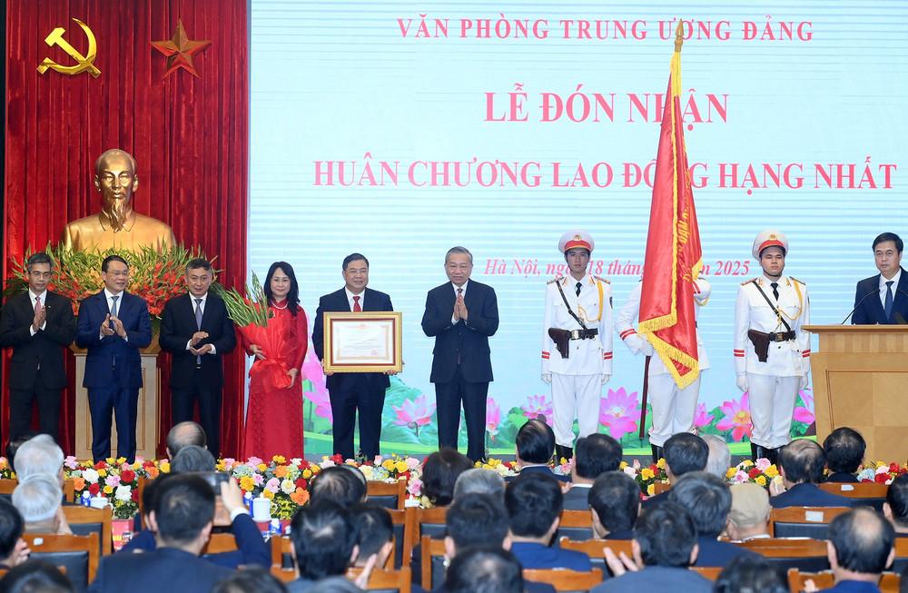 Tổng Bí thư Tô Lâm trao Huân chương Lao động hạng Nhất tặng Văn phòng Trung ương Đảng. (Ảnh ĐĂNG KHOA)