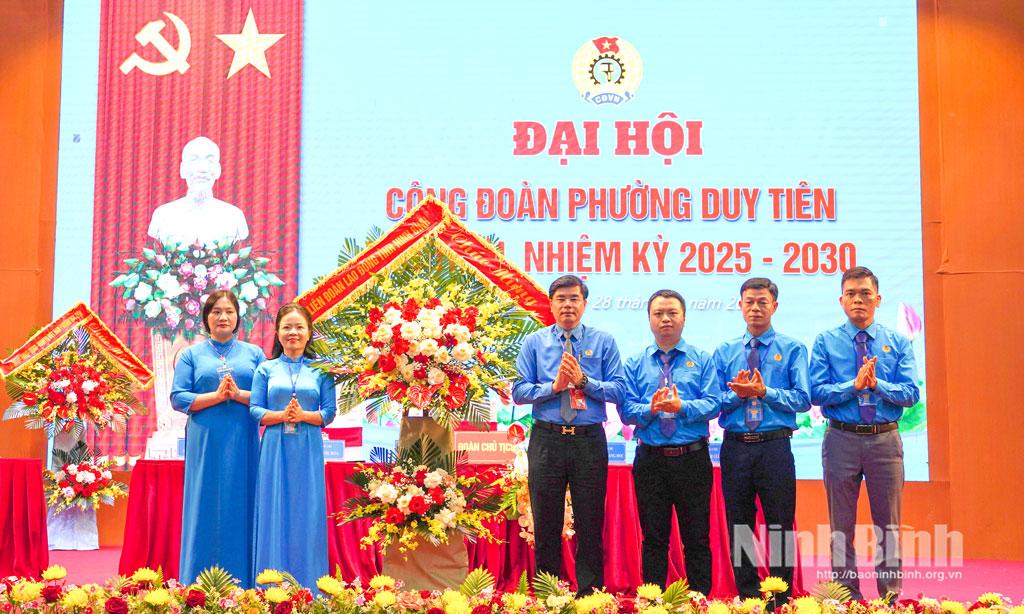 Đồng chí Nguyễn Hải Long, Tỉnh ủy viên, Phó Chủ tịch Ủy ban MTTQ Việt Nam tỉnh, Chủ tịch Liên đoàn Lao động tỉnh tặng hoa chúc mừng Đại hội.