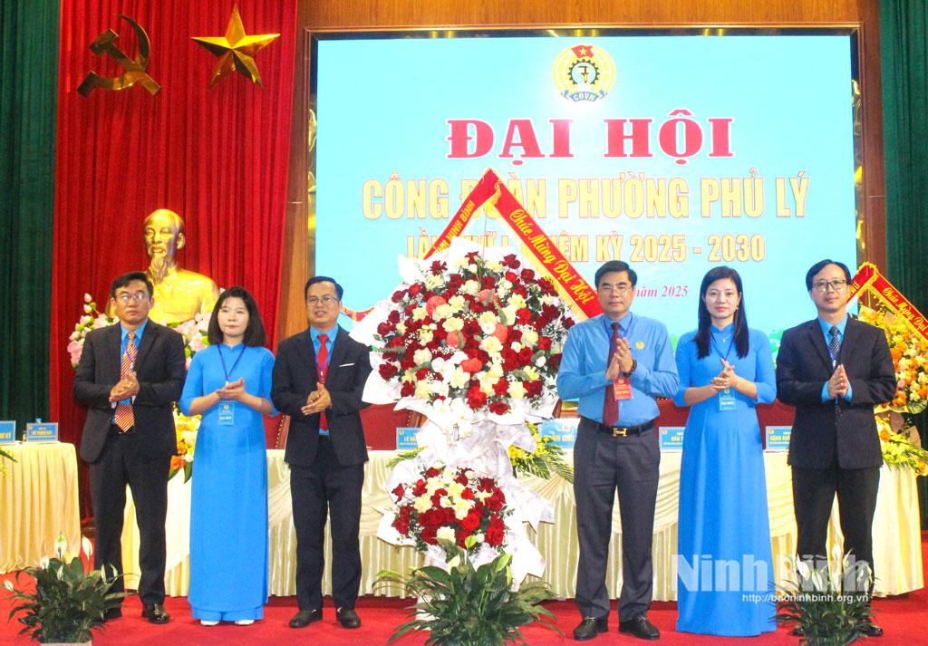 Đồng chí Nguyễn Hải Long, Tỉnh uỷ viên, Phó Chủ tịch Uỷ ban MTTQ Việt Nam tỉnh, Chủ tịch Liên đoàn Lao động tỉnh tặng hoa chúc mừng Đại hội Công đoàn phường Phủ Lý lần thứ I, nhiệm kỳ 2025-2030.