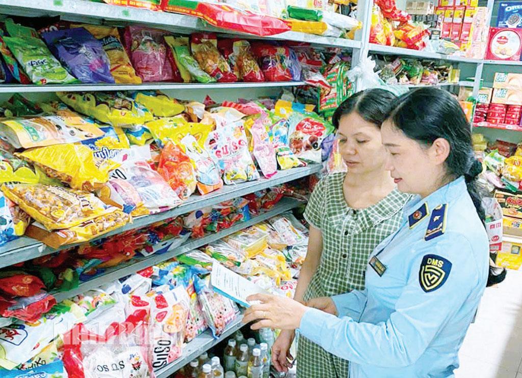 Cán bộ Đội Quản lý thị trường số 10 (Chi cục Quản lý thị trường tỉnh) tuyên truyền, hướng dẫn người dân kiểm tra thông tin hàng hóa khi mua sắm.
