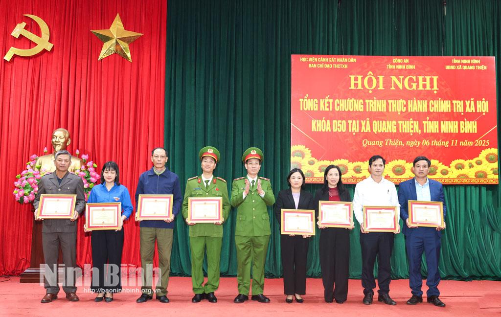 Thiếu tướng, PGS.TS Trần Quang Huyên, Phó Giám đốc Học viện CSND trao Giấy khen của Giám đốc Học viện.
