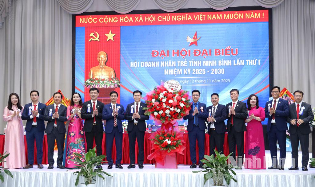 Đồng chí Vũ Trần Tùng Anh, Phó Bí thư Tỉnh đoàn, Chủ tịch Hội Liên hiệp thanh niên Việt Nam tỉnh tặng hoa chúc mừng Đại hội.