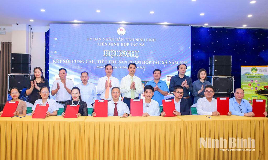 Lễ ký kết biên bản ghi nhớ giữa Liên minh HTX tỉnh với các HTX, đơn vị cung ứng và tiêu thụ sản phẩm.