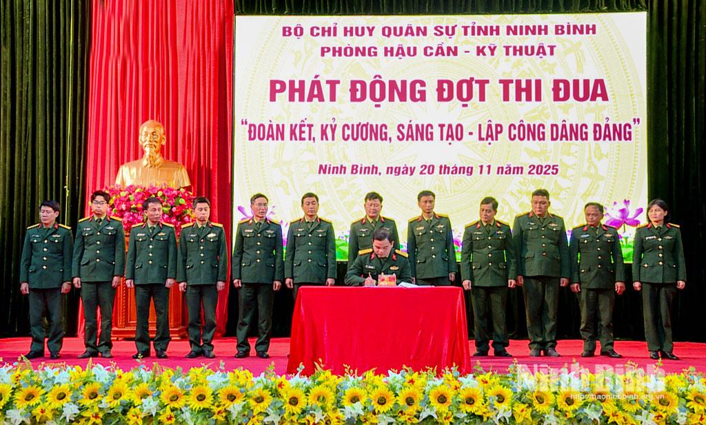 Đại diện các Ban bộ phận thuộc Phòng Hậu cần - Kỹ thuật, Bộ CHQS tỉnh ký giao ước thi đua.