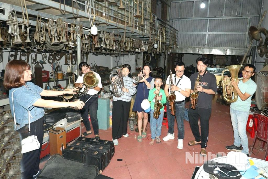 Du khách trải nghiệm dịch vụ làng kèn đồng Phạm Pháo (xã Hải Anh).