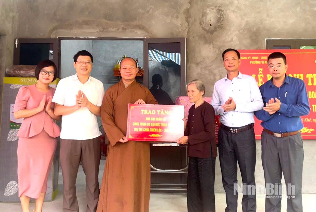 Lãnh đạo Đảng ủy, UBND phường, Ủy ban MTTQ phường Vị Khê trao tặng biển tượng trưng hỗ trợ kinh phí xây Nhà Đại đoàn kết cho bà Đỗ Thị Đào, Tổ dân phố Đỗ Xá Trung. Ảnh: Hoàng Tuấn