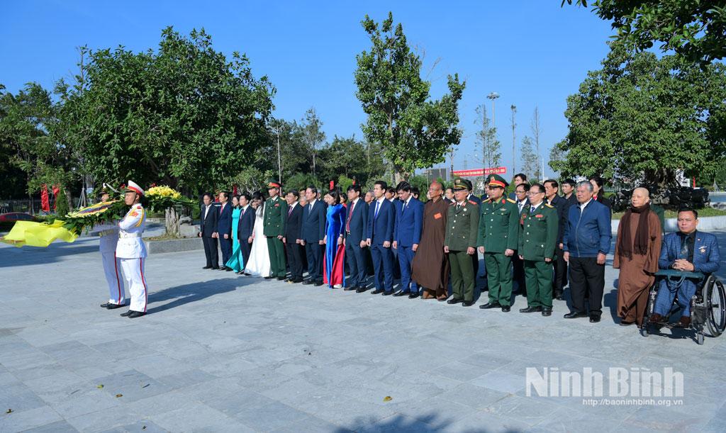 Đoàn đại biểu dự Đại hội đại biểu MTTQ Việt Nam tỉnh lần thứ I, nhiệm kỳ 2025-2030 dâng hương tại Đài tưởng niệm các anh hùng liệt sỹ tỉnh.