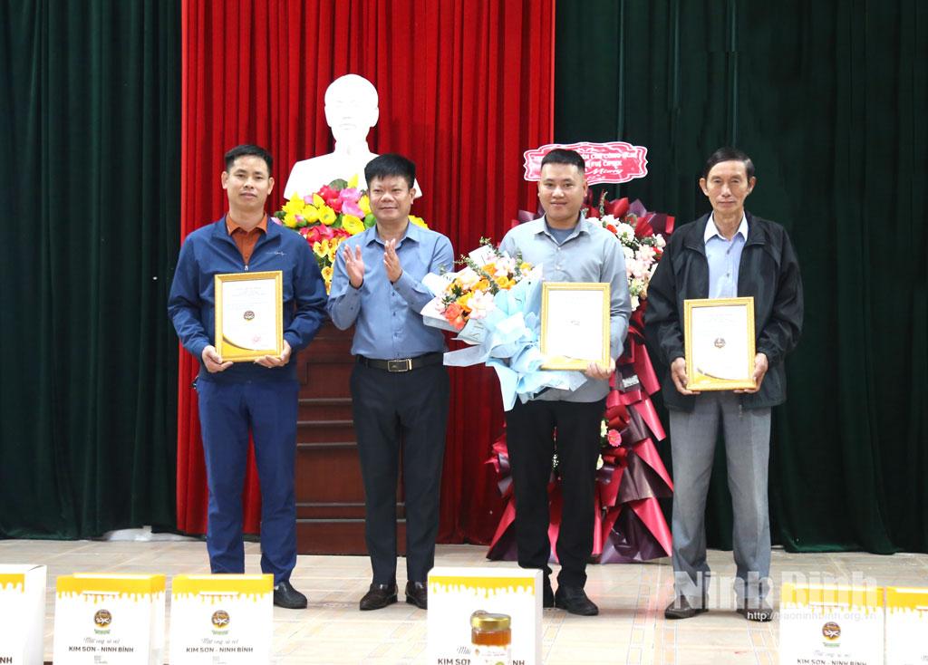 Đại diện Đảng ủy, UBND xã trao quyền sử dụng chứng nhận đăng ký nhãn hiệu và Bằng Độc quyền kiểu dáng công nghiệp cho nhãn và hộp của sản phẩm cho 3 đơn vị đại diện sản xuất, kinh doanh “Mật ong sú vẹt Kim Sơn - Ninh Bình”.