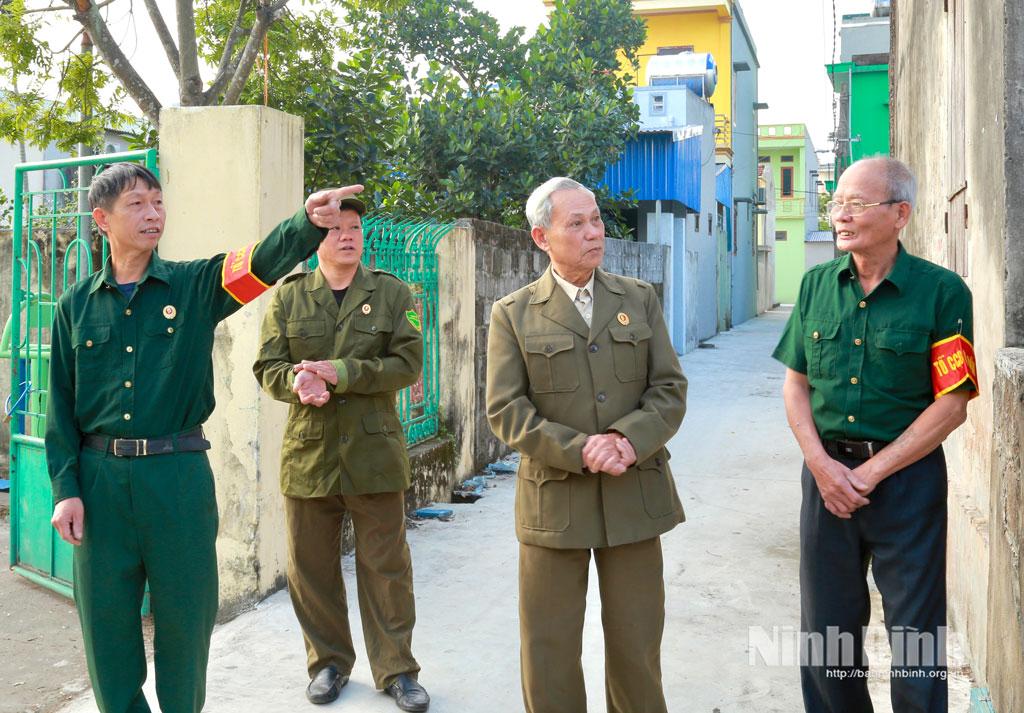 Cựu chiến binh phường Trường Thi phối hợp với lực lượng an ninh trật tự tại cơ sở tuần tra, bảo vệ bình yên cho cuộc sống nhân dân trên địa bàn.