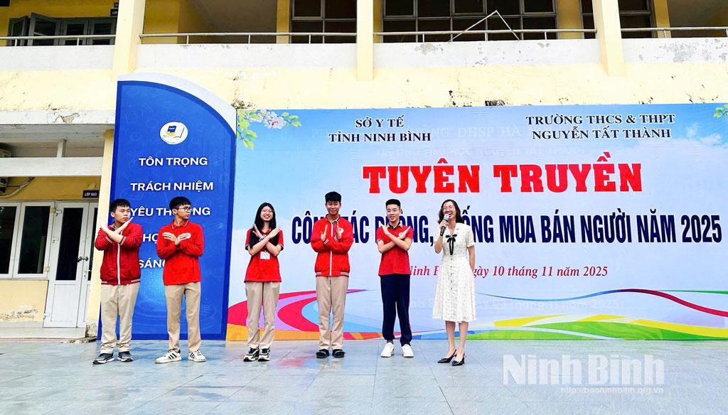 Sở Y tế phối hợp với Trường THCS & THPT Nguyễn Tất Thành tổ chức tuyên truyền về phòng, chống mại dâm, mua bán người cho học sinh nhà trường.