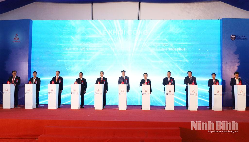 Các đại biểu thực hiện nghi thức bấm nút khởi công Dự án Đầu tư xây dựng mở rộng không gian, xây dựng cơ sở đào tạo của Học viện Ngân hàng tại Khu Đại học Nam Cao.
