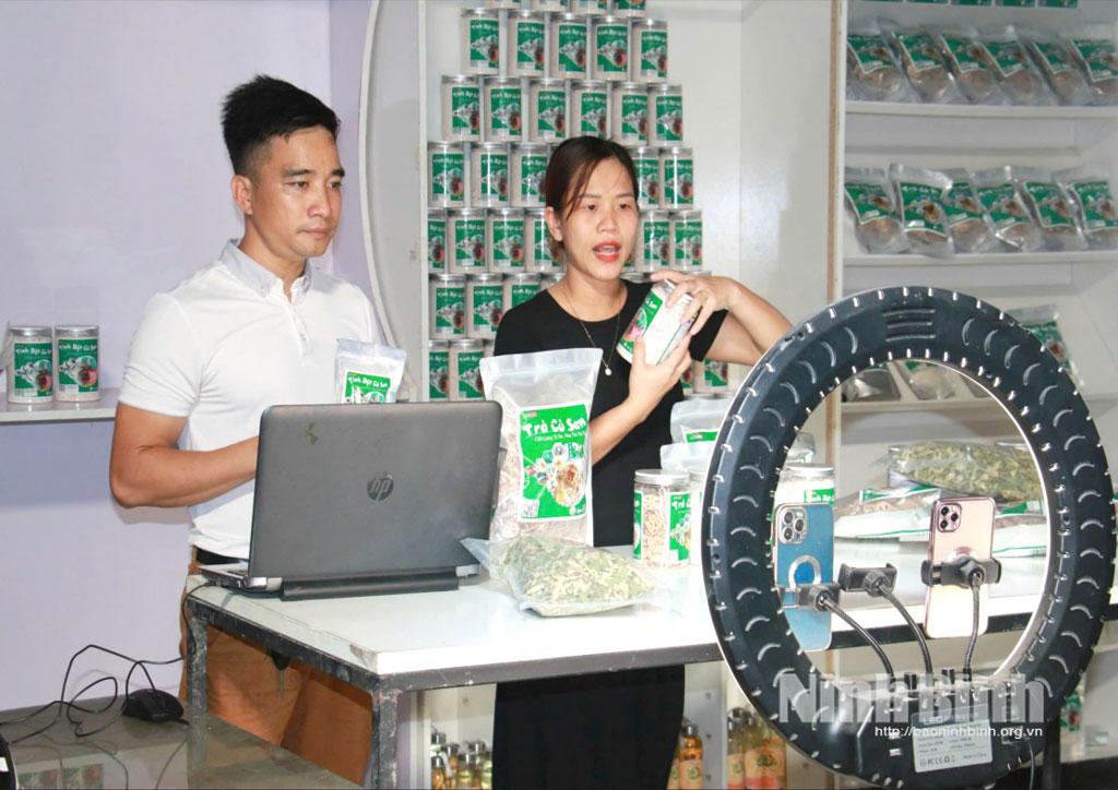 Công ty cổ phần Nông nghiệp Viagri, xã Cổ Lễ chào bán sản phẩm trên nền tảng thương mại điện tử.