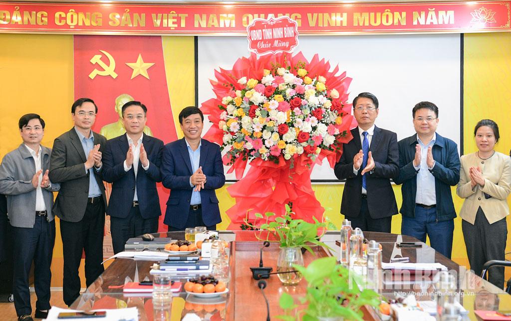 Đồng chí Trần Song Tùng, Ủy viên Ban Thường vụ Tỉnh ủy, Phó Chủ tịch Thường trực UBND tỉnh tặng hoa chúc mừng Sở Tài chính.