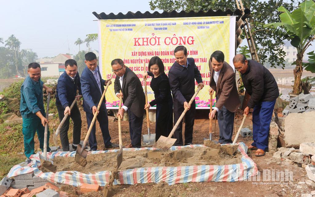 Các đại biểu thực hiện nghi thức khởi công xây dựng ngôi nhà Đại đoàn kết.