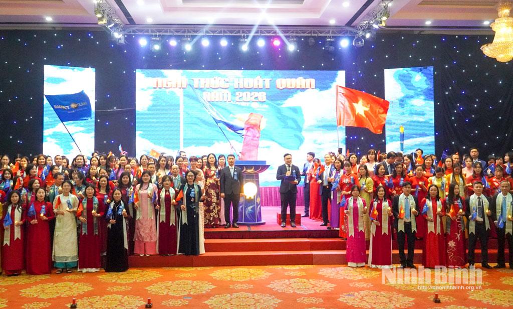 Lãnh đạo Công ty Bảo Việt Nhân thọ Ninh Bình thực hiện nghi thức châm tháp lửa và phát biểu cam kết kinh doanh năm 2026.