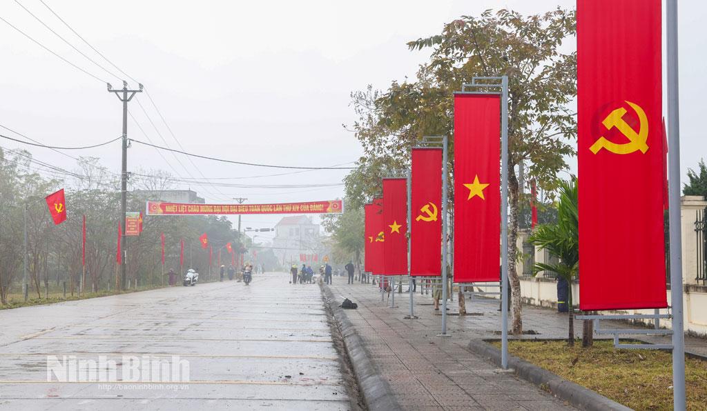 Tuyên truyền trực quan chào mừng Đại hội Đảng toàn quốc lần thứ XIV trên địa bàn xã.