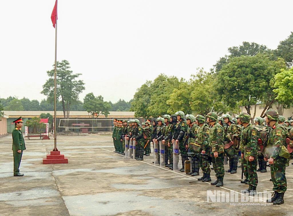 Đại tá Trịnh Hồng Phong, Ủy viên Ban Thường vụ Tỉnh uỷ, Chỉ huy trưởng Bộ CHQS tỉnh phát biểu giao nhiệm vụ cho các lực lượng.