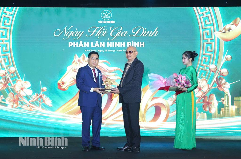 Lãnh đạo Công ty cổ phần Phân lân Ninh Bình tặng quà tri ân đối tác.