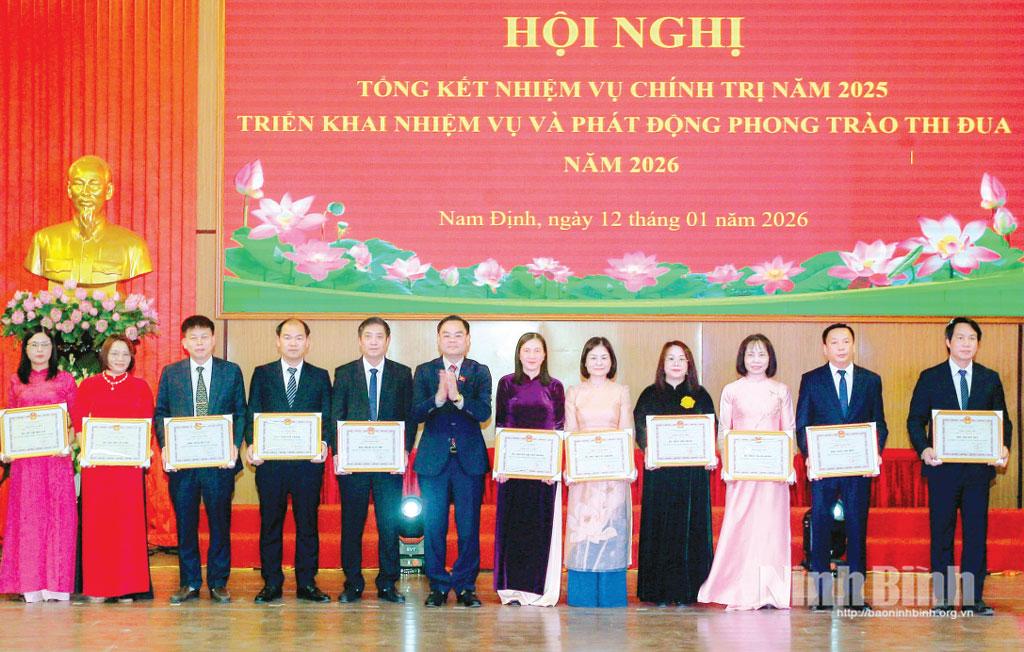 Lãnh đạo phường Nam Định trao Giấy khen cho các tập thể có thành tích xuất sắc trong phong trào thi đua yêu nước.