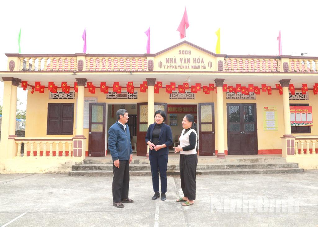 Lãnh đạo Ban Xây dựng Đảng Đảng ủy xã Nhân Hà cùng cấp uỷ Chi bộ thôn Mỹ Xuyên trao đổi tình hình thực hiện nhiệm vụ ở khu dân cư.