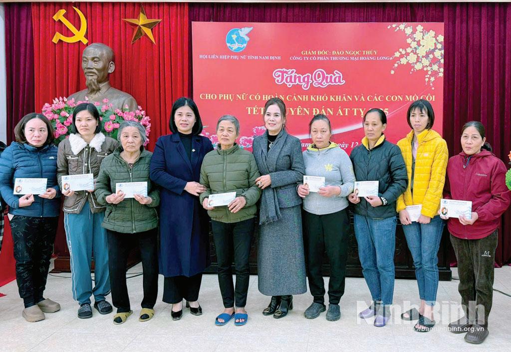 Hằng năm, Công ty Cổ phần thương mại Hoàng Long, phường Nam Định đều tổ chức trao tặng quà cho phụ nữ có hoàn cảnh khó khăn trên địa bàn dịp Tết Nguyên đán.